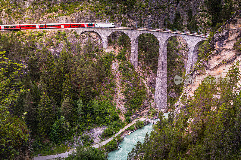 火车穿过兰德瓦瑟高架桥，raethian铁路- Graubunden，瑞士